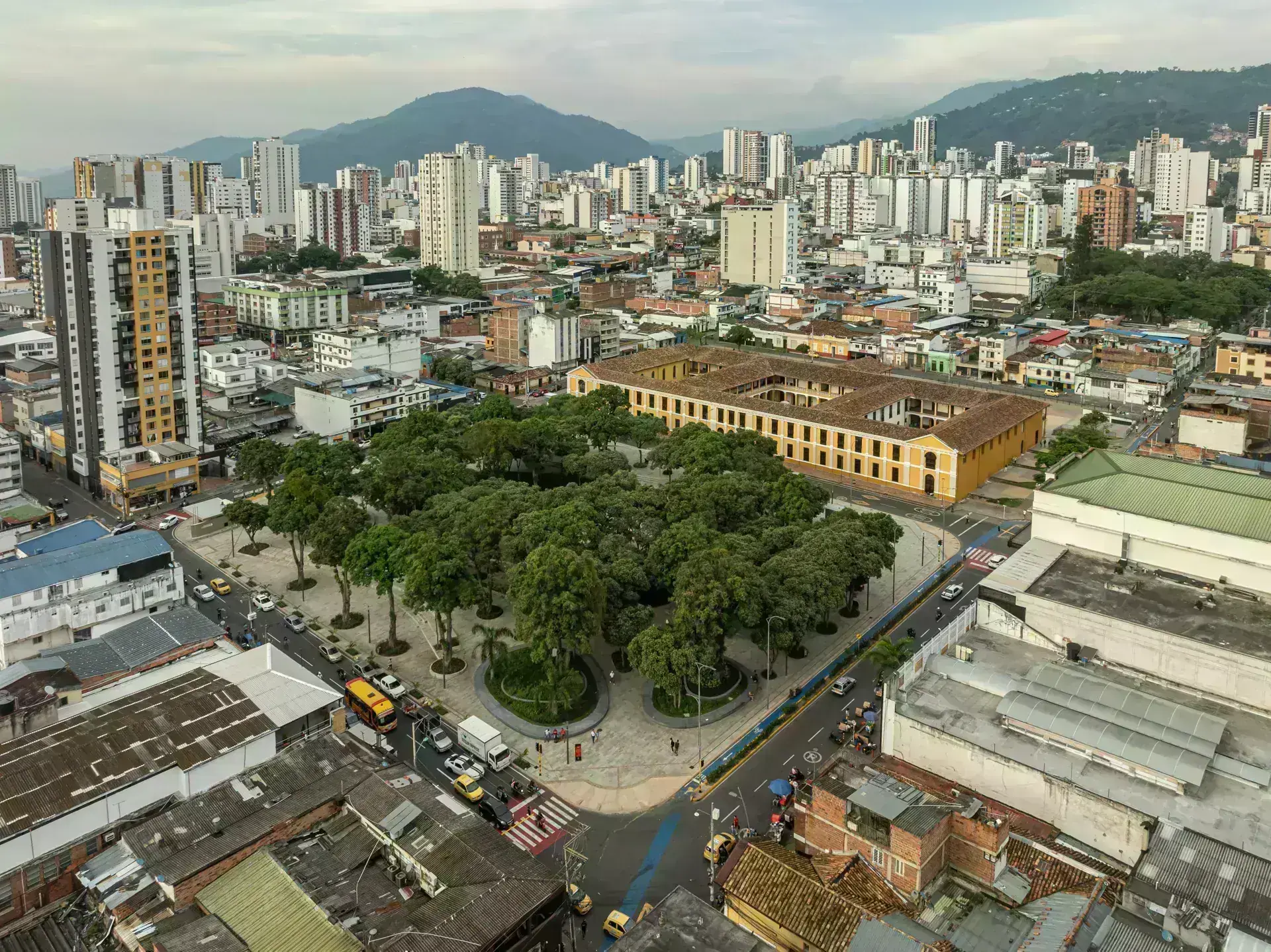 Vista general de la renovación del Parque Centenario en Bucaramanga por la firma TABUU.